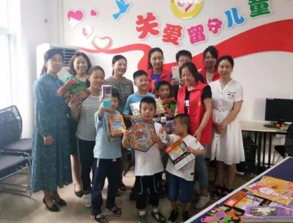 女性在与陌生人打交道方面，「不要和陌生人说话」和学会「与狼共舞」，你更认同哪个？游戏画面